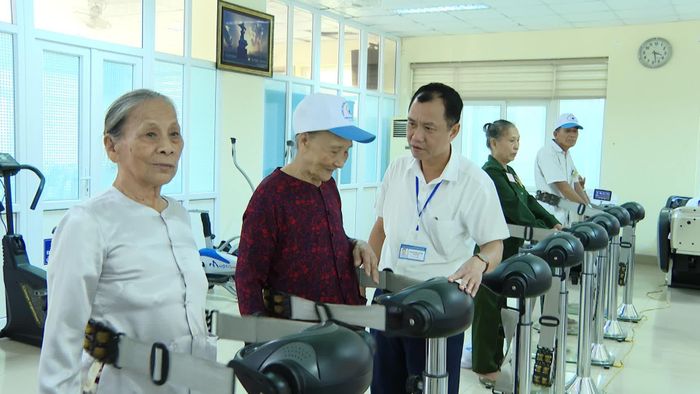 Người có công thực hiện các bài tập vật lý trị liệu nâng cao sức khỏe - Ảnh: Thùy Trang