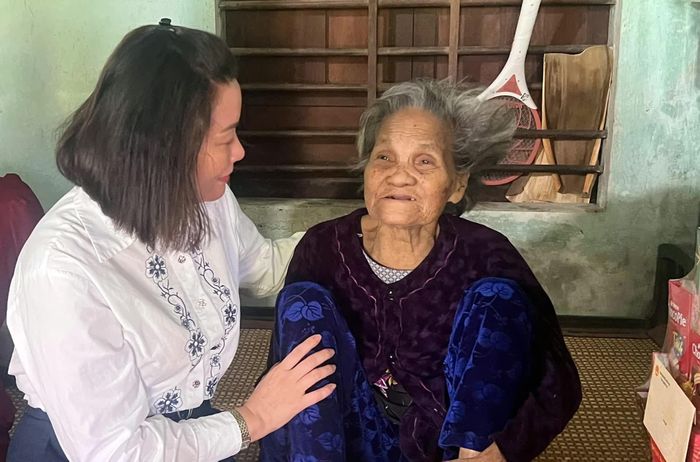 Đồng chí Nguyễn Minh Tâm, Phó trưởng đoàn chuyên trách Đoàn đại biểu Quốc hội tỉnh thăm gia đình bà Nguyễn Thị Nĩa, người thờ cúng liệt sĩ Trần Bá Dũ - Ảnh: N.M