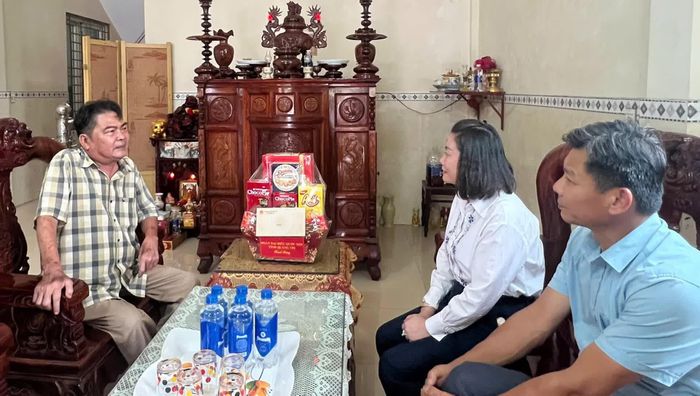 Đồng chí Nguyễn Minh Tâm, Phó trưởng đoàn chuyên trách Đoàn đại biểu Quốc hội tỉnh ân cần thăm hỏi ông Hoàng Quang Phương, người thờ cúng liệt sĩ Hoàng Đức Thọ. - Ảnh: N.M