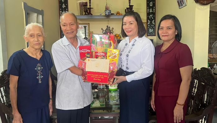 Đồng chí Nguyễn Minh Tâm, Phó trưởng đoàn chuyên trách Đoàn đại biểu Quốc hội tỉnh thăm và tặng quà gia đình ông Nguyễn Văn Sừng, người thờ cúng các liệt sĩ Nguyễn Văn Thi và Nguyễn Thị Thuyết - Ảnh: N.M