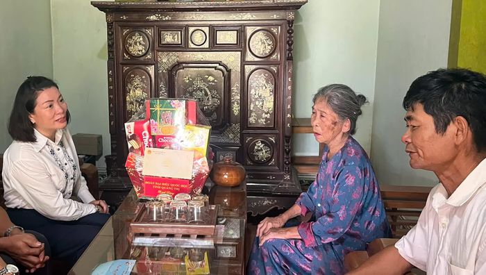 Đồng chí Nguyễn Minh Tâm, Phó trưởng đoàn chuyên trách Đoàn đại biểu Quốc hội tỉnh thăm gia đình bà Nguyễn Thị Tâm, người thờ cúng liệt sĩ Lê Văn Hóa - Ảnh: N.M