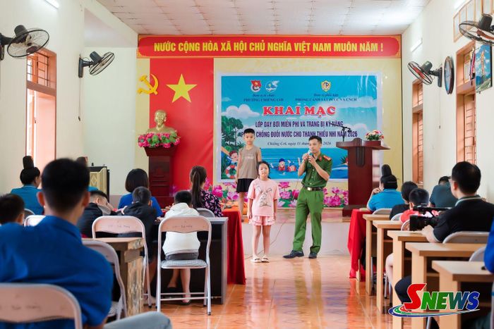 ĐVTN phường Chiềng Cơi phối hợp tổ chức lớp dạy bơi miễn phí và trang bị kỹ năng phòng chống đuối nước cho thanh niên trên địa bàn.