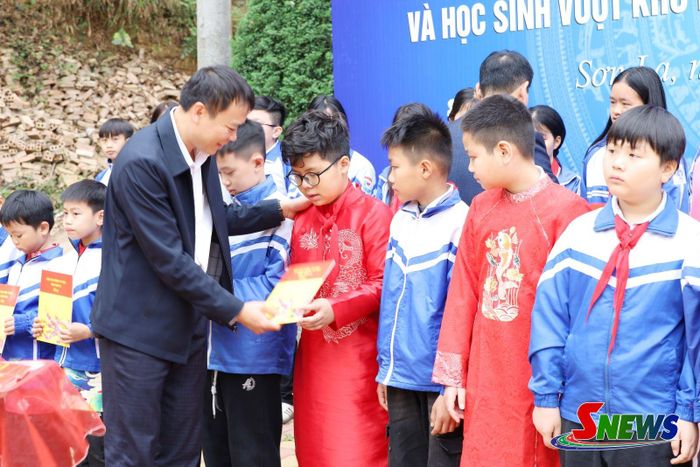Trao Học bổng Tô Hiệu cho học sinh vượt khó hiếu học.
