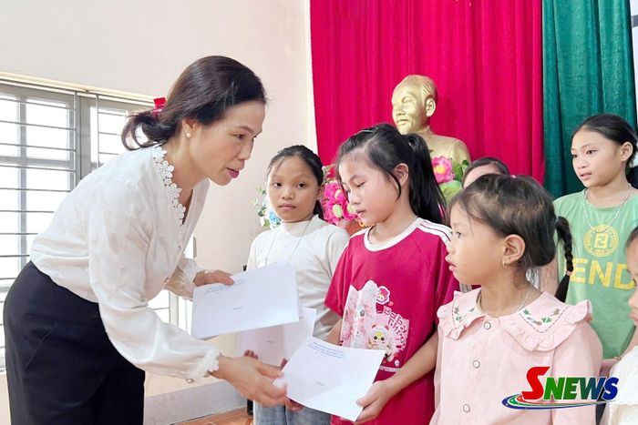 Chủ tịch Hội Khuyến học tỉnh chuyển trao hỗ trợ của Trung ương Hội Khuyến học Việt Nam cho các em học sinh bị ảnh hưởng nặng do bão lũ tại xã Chiềng Sơ.