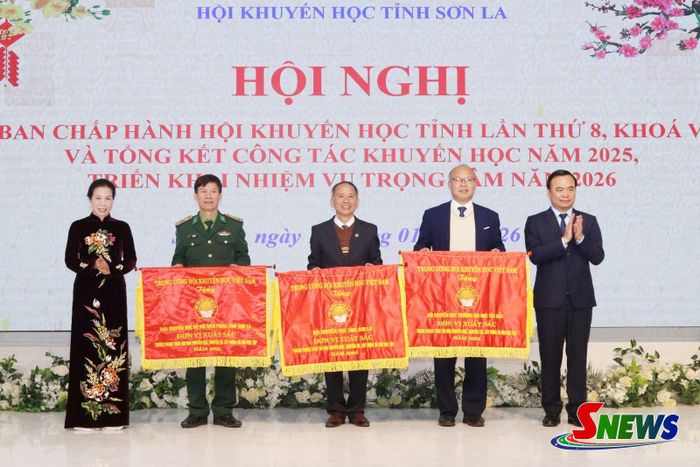 Lãnh đạo UBND tỉnh và Hội Khuyến học tỉnh chuyển trao Cờ thi đua xuất sắc trong phong trào khuyến học, khuyến tài năm 2025 cho các tập thể.