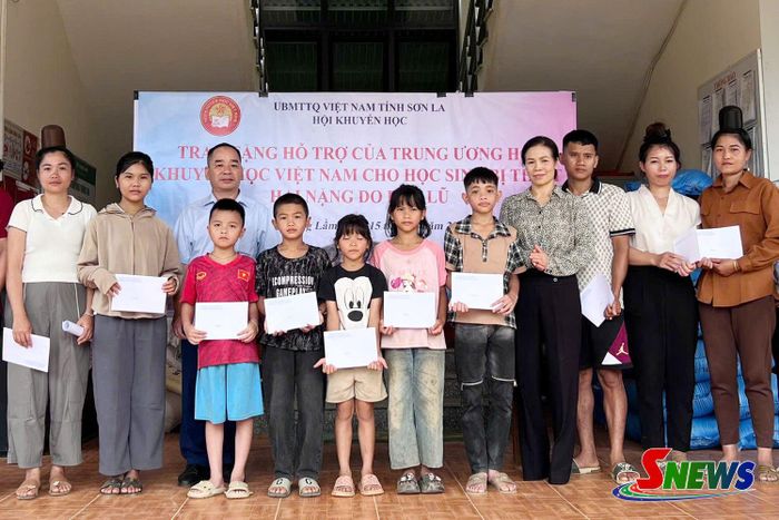 Trao hỗ trợ cho các em học sinh bị ảnh hưởng nặng do bão lũ tại xã Mường Lầm.