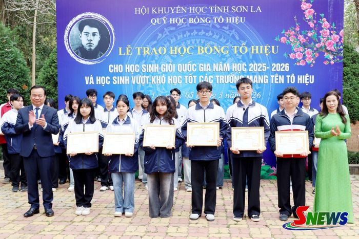 Đồng chí Phó Chủ tịch Thường trực UBND tỉnh và lãnh đạo Hội Khuyến học tỉnh trao “Học bổng Tô Hiệu” cho học sinh có thành tích vượt khó học giỏi.