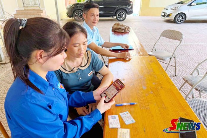 Đoàn viên thanh niên xã Gia Phù hướng dẫn người dân sử dụng VNeID.
