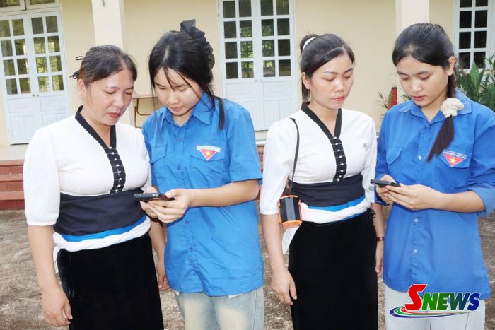 Tổ công nghệ số cộng đồng bản Đồng La, xã Tường Hạ hướng dẫn người dân cài đặt, sử dụng VNeID.