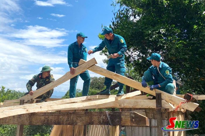 Ban CHQS xã cùng lực lượng dân quân tự vệ hỗ trợ khắc phục thiên tai cho người dân tại bản Suối Ngang, xã Chiềng Sại.
