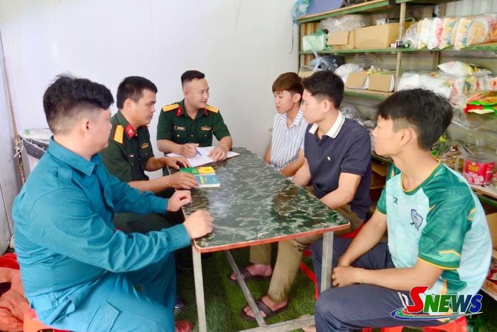 Tuyên truyền Luật Nghĩa vụ quân sự cho thanh niên bản Nà Dòn, xã Chiềng Sại.