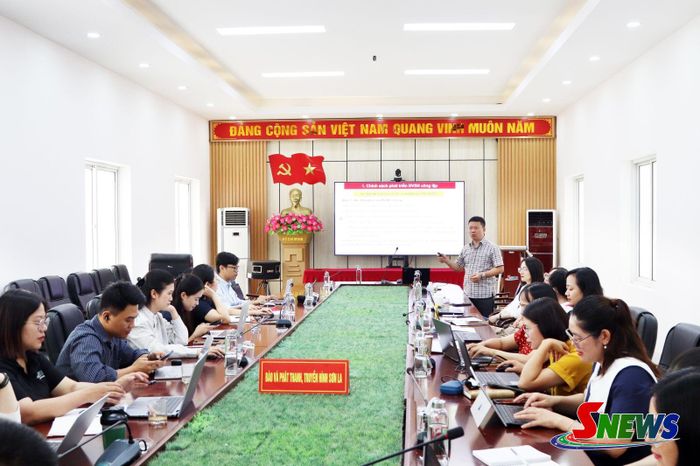 Học viên học chuyên đề Chức trách nhiệm vụ và đạo đức nghề nghiệp của viên chức.