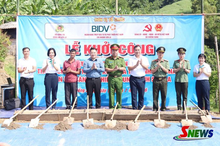 Khởi công xóa nhà tạm, nhà dột nát cho 8 hộ dân xã Chiềng Sung.
