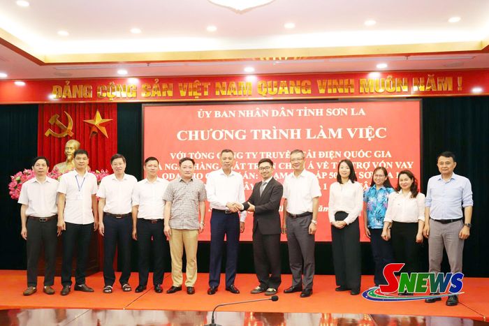 Các đại biểu chụp ảnh lưu niệm.