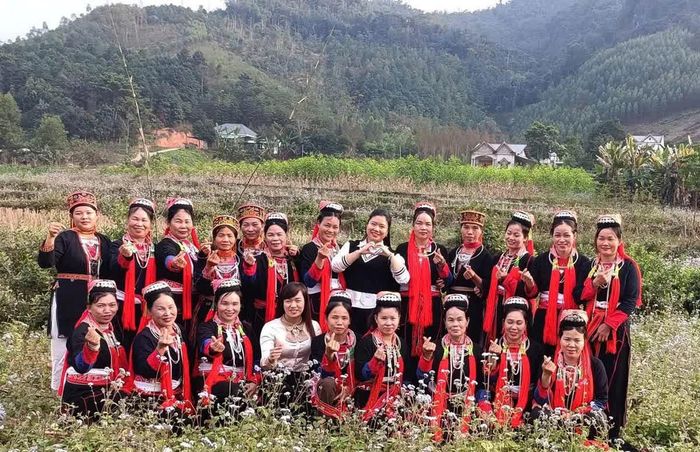 Sắc mầu trang phục truyền thống của phụ nữ Dao Thanh y.