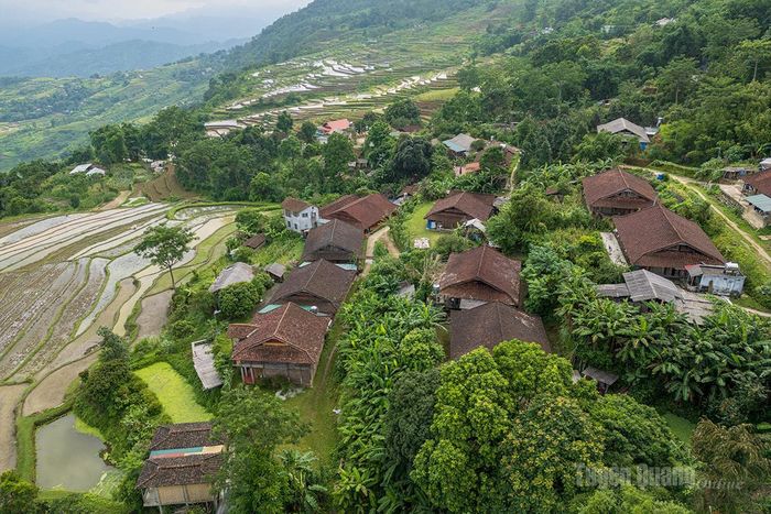 Vẻ đẹp các ngôi nhà ngói âm dương của người Dao tiền xã Hồng Thái.