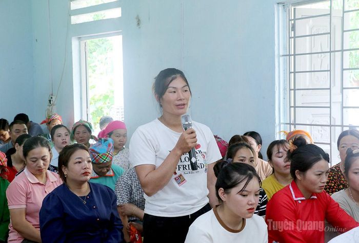 Cử tri ý kiến, kiến nghị với Tổ đại biểu số 4 HĐND tỉnh. Ảnh: Hoàng Tuyến