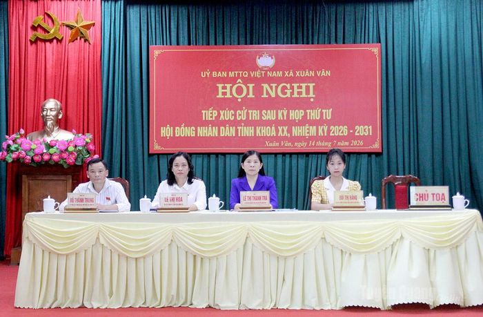 Đồng chí Phó Chủ tịch HĐND tỉnh Lê Thị Thanh Trà tiếp xúc cử tri xã Xuân Vân. Ảnh: Thùy 