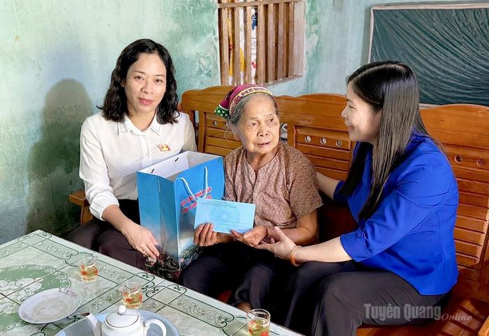 Phó Chủ tịch HĐND tỉnh Lê Thị Thanh Trà tặng quà bà Lộc Thị Tòng, thôn Đô Thượng, là mẹ liệt sĩ hi sinh tại mặt trận Vị Xuyên. Ảnh: Thùy Lê
