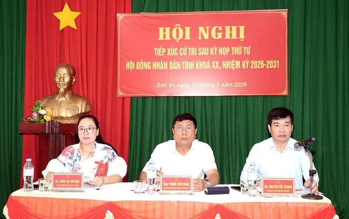 Tổ đại biểu số 4 HĐND tỉnh tiếp xúc cử tri tại xã Sơn Vĩ. Ảnh: Hoàng Tuyến
