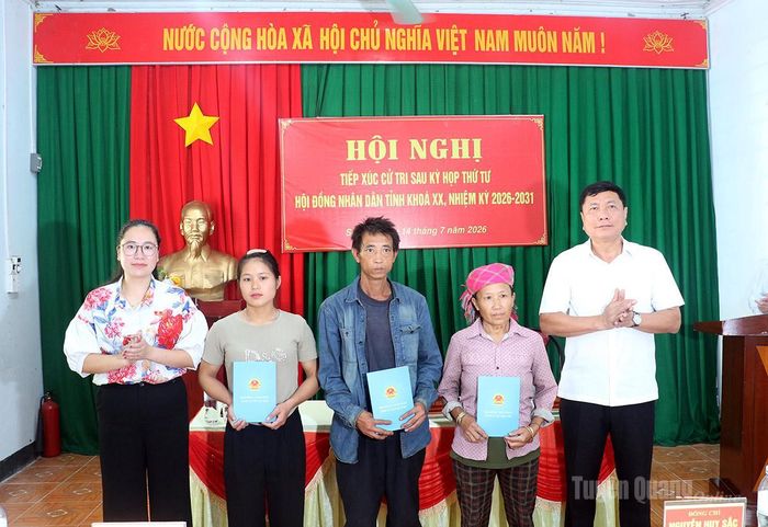 Tổ đại biểu số 4 HĐND tỉnh tặng quà cho gia đình có hoàn cảnh khó khăn. Ảnh: Hoàng Tuyến