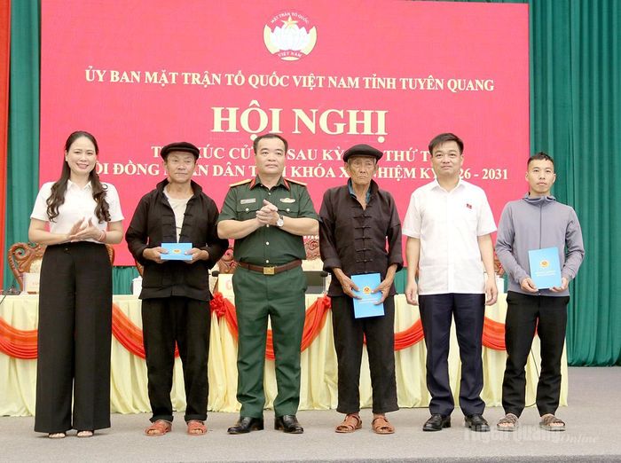 Các đại biểu HĐND tỉnh trao quà cho các hộ nghèo xã Đồng Văn. Ảnh: Hoàng Ngọc