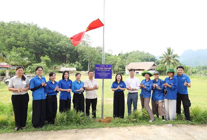 Lãnh đạo Báo và phát thanh, truyền hình Tuyên Quang cùng các đơn vị phối hợp chụp ảnh lưu niệm tại công trình thanh niên.