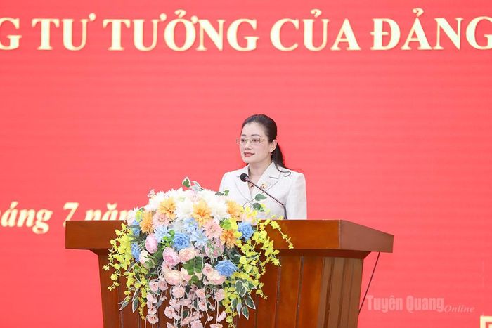 Phó Bí thư chuyên trách Đảng ủy UBND tỉnh Vũ Thị Minh Hạnh phát biểu tại hội nghị.
