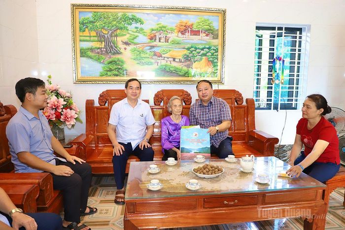 Đồng chí Phan Huy Ngọc tặng quà, động viên bà Trần Thị Cành, vợ liệt sĩ, tổ dân phố Quyết Thắng, phường Mỹ Lâm.