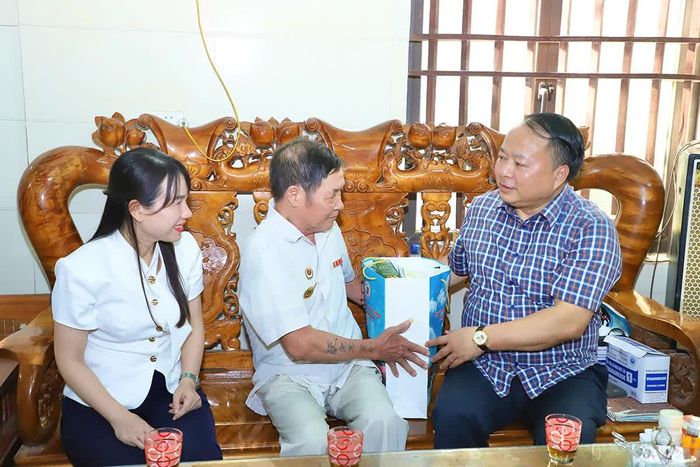 Chủ tịch UBND tỉnh Phan Huy Ngọc tặng quà bệnh binh Nguyễn Văn Quang, tổ dân phố Phú An, phường Bình Thuận.