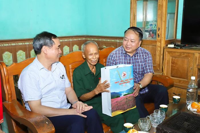  Chủ tịch UBND tỉnh Phan Huy Ngọc tặng quà, động viên thương binh Âu Văn Dừn, tổ dân phố Kim Phú 17, phường Mỹ Lâm. 