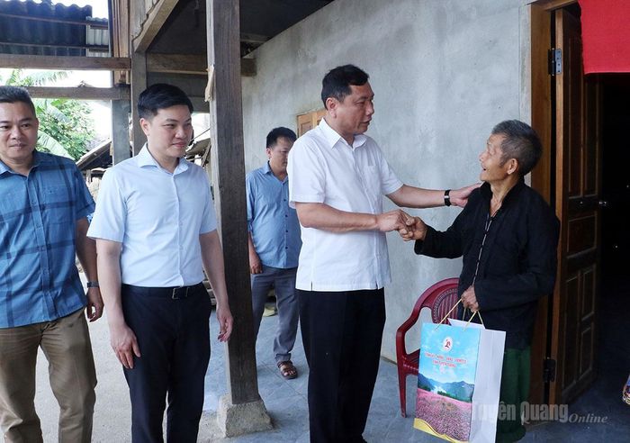 Trưởng Ban Nội chính Tỉnh ủy Phùng Tiến Quân thăm hỏi, tặng quà cho thương binh Sùng Thìn Vàng, thôn Pản Hò, xã Quản Bạ.