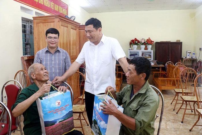 Đồng chí Phùng Tiến Quân, Ủy viên Ban Thường vụ Tỉnh ủy, Trưởng Ban Nội chính Tỉnh ủy thăm hỏi, tặng quà cho bố liệt sĩ và thương binh xã Minh Tân.