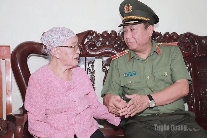 Thiếu tướng Nguyễn Đức Thuận, Ủy viên Ban Thường vụ Tỉnh ủy, Bí thư Đảng ủy, Giám đốc Công an tỉnh thăm hỏi, tặng quà bà Dương Thị Thanh, sinh năm 1930, trú tại thôn Thái Sơn Đông, xã Phú Lương, là mẹ liệt sĩ Lại Văn Khoa.