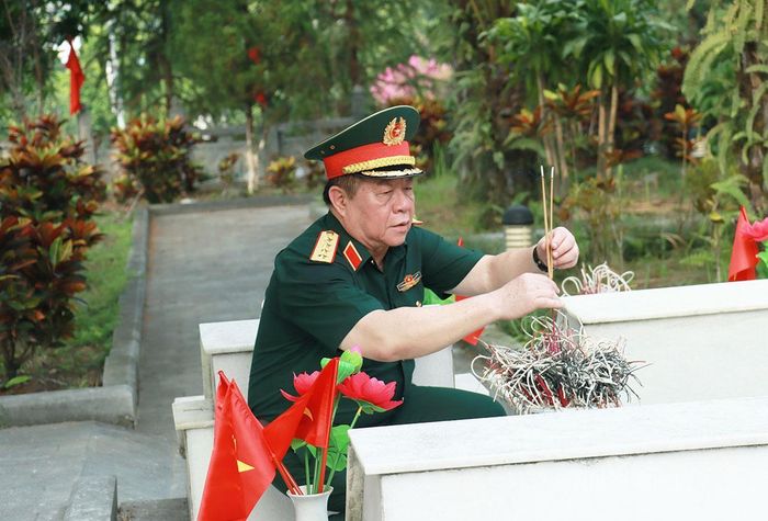 Đại tướng Nguyễn Trọng Nghĩa thắp hương lên các phần mộ liệt sĩ.