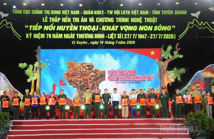 Đồng chí Hà Trung Kiên, Phó Chủ tịch Thường trực Ủy ban MTTQ Việt Nam tỉnh Tuyên Quang trao quà cho các gia đình chính sách.