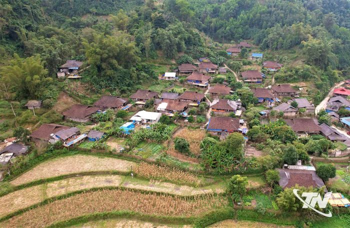 Một góc thôn Kim Hỷ, xã Văn Lang, nơi vẫn giữ được những ngôi nhà sàn cổ của người Tày.