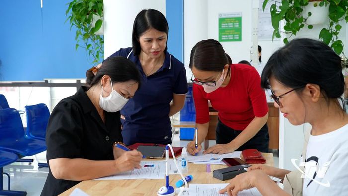 Giáo viên Trường THPT Ngô Quyền đăng ký khám sức khỏe tại Bệnh viện Phạm Ngọc Thạch theo chương trình khám sức khỏe toàn dân của tỉnh.