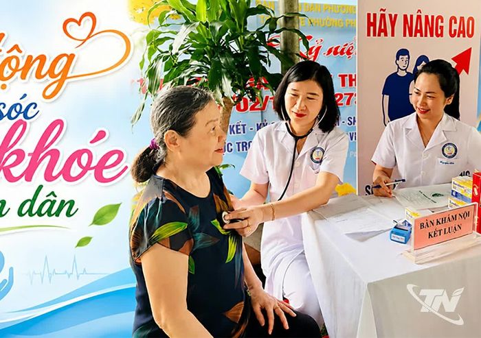 Người dân phường Phan Đình Phùng tham gia khám sức khỏe theo chương trình khám sức khỏe toàn dân của tỉnh, từng bước hình thành hồ sơ sức khỏe điện tử và nâng cao hiệu quả chăm sóc sức khỏe cộng đồng.