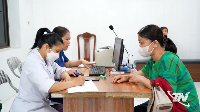 Bác sĩ tư vấn, hướng dẫn người dân trong quá trình khám sức khỏe, giúp phát hiện sớm các yếu tố nguy cơ và nâng cao ý thức chăm sóc sức khỏe chủ động.
