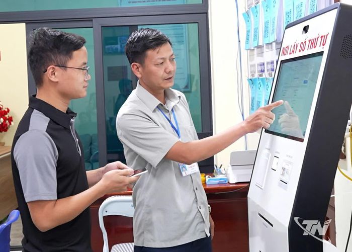 Công dân được tiếp đón, hướng dẫn tận tình khi đến giao dịch tại Trung tâm dịch vụ hành chính công xã Điềm Thụy.