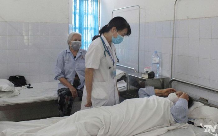 Bác sĩ Bệnh viện Gang Thép thăm khám cho bệnh nhân nhập viện điều trị do mắc Covid-19.