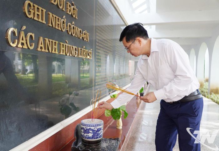 Đồng chí Đinh Quang Tuyên thắp hương tại Nghĩa trang Liệt sĩ A1.