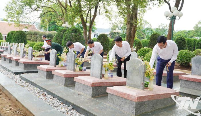 Đoàn đại biểu tỉnh Thái Nguyên thắp hương tri ân các liệt sĩ tại Nghĩa trang Độc Lập.