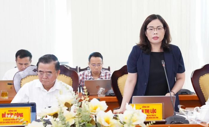 Đồng chí Trần Thị Lộc, Ủy viên Ban Thường vụ Tỉnh ủy, Phó Chủ tịch HĐND tỉnh, thảo luận tại Hội nghị.