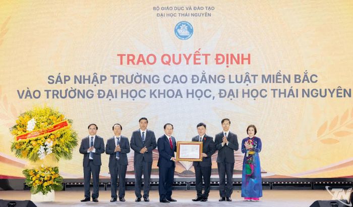 Phó Thủ tướng Chính phủ Lê Tiến Châu trao Quyết định của Thủ tướng Chính phủ về việc sáp nhập Trường Cao đẳng Luật miền Bắc vào Trường Đại học Khoa học - Đại học Thái Nguyên.