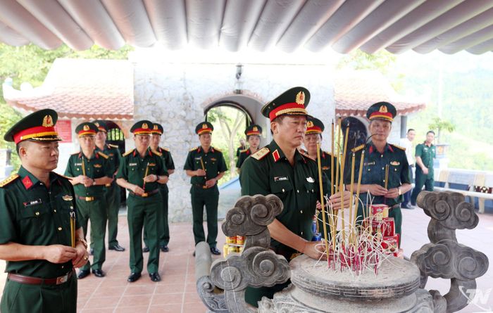 Trung tướng La Công Phương cùng Đoàn công tác của Quân khu 1 dâng hương tưởng niệm các Anh hùng liệt sĩ tại Điểm cao 468, tỉnh Tuyên Quang.