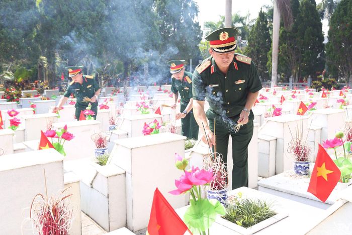 Trung tướng La Công Phương thắp hương lên phần mộ các liệt sĩ ở Nghĩa trang Liệt sĩ Quốc gia Vị Xuyên.
