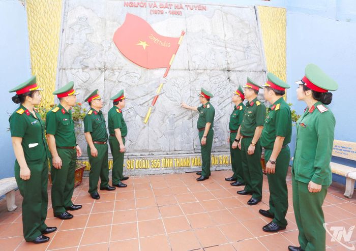 Trung tướng La Công Phương cùng Đoàn công tác bên bức phù điêu chiến thắng tại Điểm cao 468.