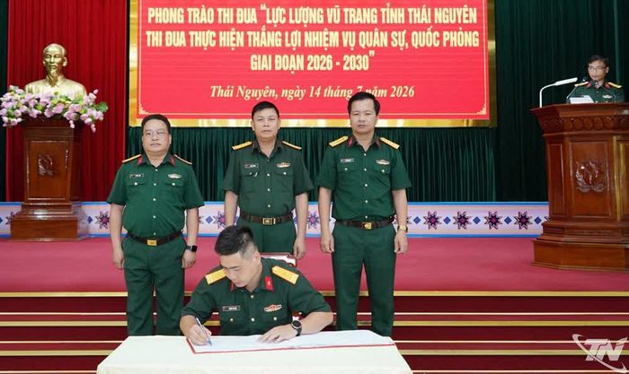Đại diện chỉ huy các cơ quan, đơn vị kết giao ước thi đua